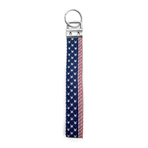 Nahaufnahme des bestickten US-Flaggen-Schlüsselanhängers mit langlebiger Metallbeschlag.