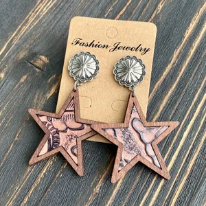 Orecchini in pelle e legno a stella in stile cowboy occidentale alla moda per donne.