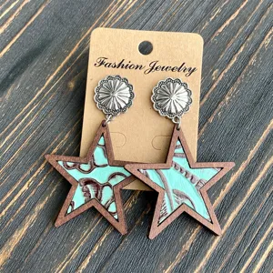 Orecchini a stella in vera pelle intarsiata con borchie metalliche stile western