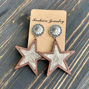Orecchini a stella in legno in stile western con pelo di mucca e perni concho in argento per donna