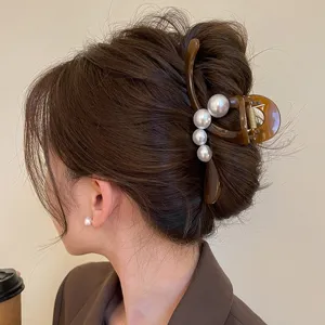 Elegante Perlen Haarklammer für Damen, stilvolles Schildpatt Design für schöne Hochsteckfrisuren.