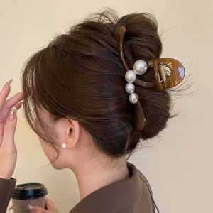 Elegante braune Harz-Haarklammer mit Perlen für Damen stilvolles Haarschmuck-Accessoire.