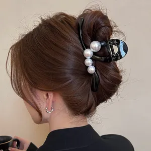 Elegante schwarze Perlen Haarklammer für Damen, exquisite Frisur und stilvolles Haaraccessoire.