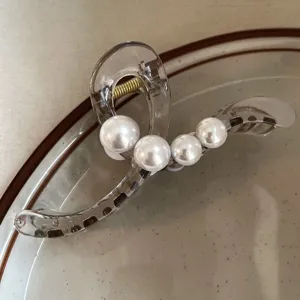 Perlen Haarklammer Detailansicht, transparente Acryl Haarkralle für elegante Alltagsfrisuren.