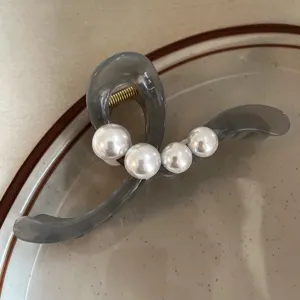 Elegante graue Acryl Haarklammer mit weißen Perlen, perfektes Accessoire für Damen-Dutt.