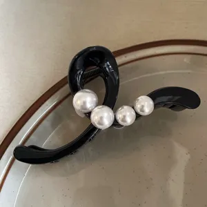 Detailansicht der Perlen Haarklammer, eleganter schwarzer Haargreifer mit Perlen für Frisuren.