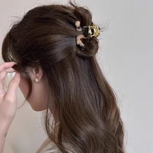 Nahaufnahme einer kleinen Acetat Haarklammer mit Schildpattmuster für elegante Frisuren.