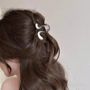 Kleine silberne Haarklammer fur Damen Halbhochsteckfrisur Metall Hai Clip Detailansicht