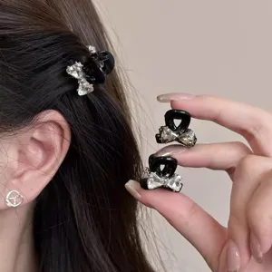 Detaillierte Nahaufnahme der Strass-Schleife Haarklammer mit glänzenden Kristall-Details.
