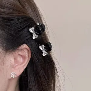 Kleiner Strass Schleife Haarklammer Detailansicht, elegante schwarze Mini Haarklammer für Frisuren.