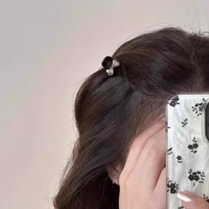 Strass Schleife Haarspange Detail, elegante kleine Haarklammer für halbe Frisur.