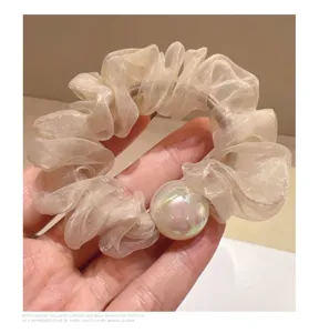 Elegante organza haarscrunchie met iriserende parel en chique beige haarband