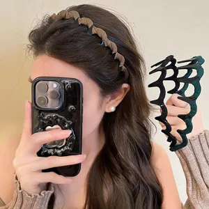 Stylish wavy headband with teeth anti-slip hair hoop for women daily wear elegance.