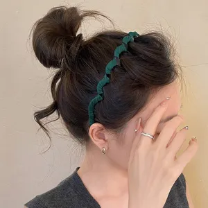 Chic wave headband for women, toothed non-slip hair hoop with elegant dark green fabric wrap.