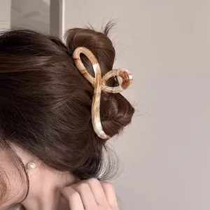 Große Acryl Haarklammer für Damen, elegante marmorierte Haarkralle für stilvolles tägliches Styling.