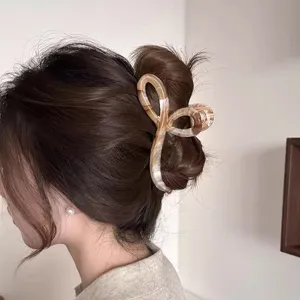 Nahaufnahme der großen Acryl Haarklammer mit Muster für sicheren Halt im eleganten Haar.