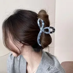 Große Marmormuster Haarspange für Damen, elegante Haarklammer Detailansicht für den Alltag.
