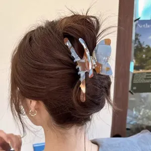 Detailaufnahme stilvoller Acetat Schmetterling Haarklammer in Blau Braun für elegante Frisuren.