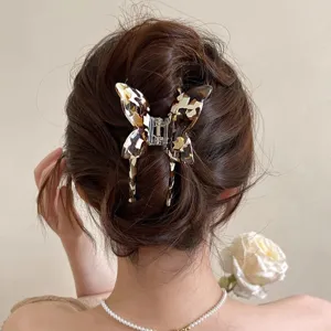 Detaillierte Nahaufnahme der eleganten Schildpatt Schmetterling Haarklammer am Hinterkopf.