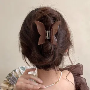 Detailansicht einer braunen Schmetterling Haarklammer, elegante Acetat Haarklammer für Damen Frisuren.
