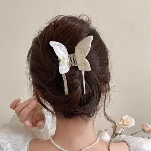 Detailansicht der eleganten Acetat Schmetterling Haarklammer stilvoll im Haar getragen.