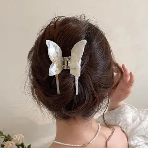 Nahaufnahme der eleganten weißen Schmetterlings-Haarklammer mit glänzendem Acetat-Design.