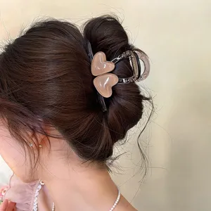 Detailansicht der minimalistischen Herz Haarklammer für Damen, stilvolles Hochstecken.