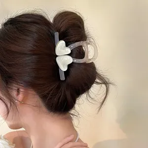 Detailaufnahme einer minimalistischen Herz Haarklammer für Damen Dutt, stilvoll und schick.
