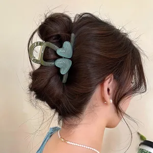 Grüne Herz Haarklammer für Damen, elegante Acryl Haarspangen für schicke Frisuren im Alltag.