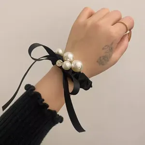 Franse zwarte haarscrunchie met parels en lint, elegant ontwerp voor chique dagelijkse kapsels.
