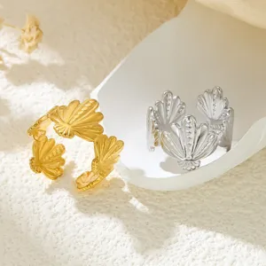 Nahaufnahme von ozeaninspirierten Edelstahl Muschelringen in Gold und Silber, Detail.