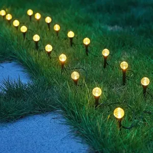 Détail guirlande lumineuse solaire boule, éclairage décoratif chaleureux allée jardin.