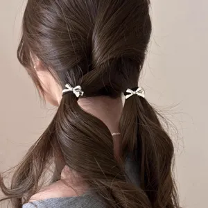 Vue détaillée d'accessoire pour cheveux nœud en métal doux, très stylé et charmant.