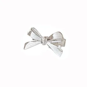 Pince à cheveux nœud en métal argenté pour femme, accessoire élégant pour frange et côté.
