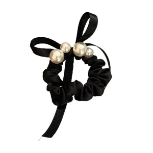 Zwarte satijnen haarscrunchie met striklint en parels elegante haaraccessoire hoofdaanzicht