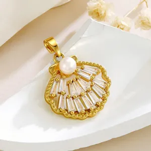 Vergoldeter Muschel Anhänger mit funkelndem Zirkonia und Perle für edlen Schmuck.