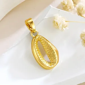 18K vergoldete Kaurimuschel Anhänger Detailaufnahme, filigranes Schmuck Zubehör Element.