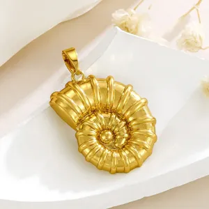 Vergoldeter Nautilus Muschel Anhänger Detailansicht, exquisites Meeres Tier Schmuck Zubehör.