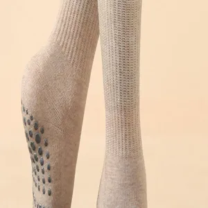 Detailansicht rutschfester Yoga-Socken für Damen mit Noppen und geripptem Strickmuster.