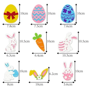 Détails de décoration de Pâques en feutre avec différentes formes de lapin et carotte.
