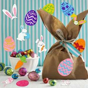 Détail de décoration de fête de Pâques en feutre œuf et lapin, ambiance de vacances.