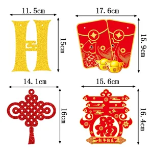 Nahaufnahmen von chinesischen Neujahrs-Hohlaengern und Anhaengern mit Groessenangaben.
