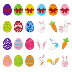 Jeu de décoration en feutre de Pâques coloré avec œufs mignons, lapins et carottes.