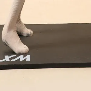 Detailansicht rutschfester Yogasocken mit Grip-Noppen, bequeme Passform für das Training.