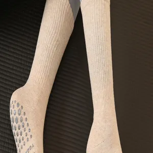 Detailansicht beige gerippte Yoga Socken mit Antirutsch Noppen an der Sohle für Pilates.