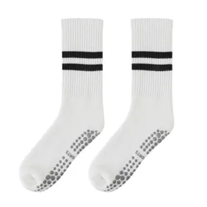 Witte gestreepte antislip yogasokken voor dames, professionele fitness en pilates.