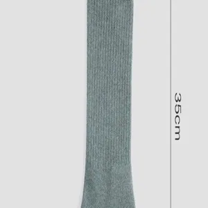 Graue Strick Yoga lange Socken Detailansicht mit gerippter Textur und 35cm Länge.