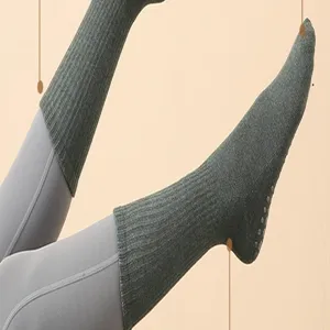 Detailansicht der grünen Anti-Rutsch-Yogasocken mit Grippunkten für Pilates Training.