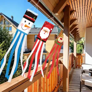 Weihnachts-Windspiel Szene im Freien mit Schneemann und Weihnachtsmann Dekorationen.