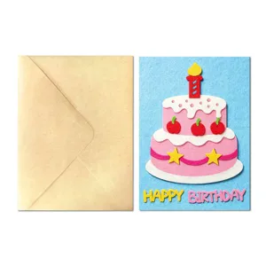 Gros plan sur la carte de voeux d'anniversaire en feutre avec gâteau 3D et enveloppe kraft.